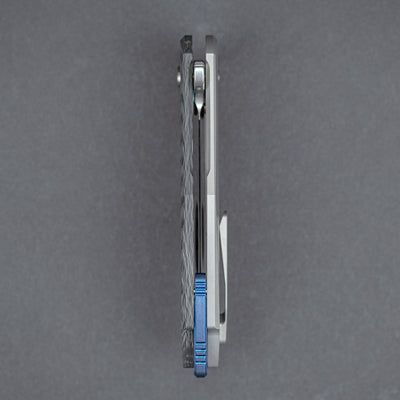 Knife - Koenig Arius - Carbon Fiber W/ Brightwashed Blade, Polished Flats & Blue Backspacer